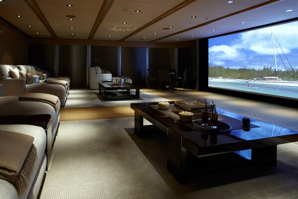 Home theater con divano e cuscini