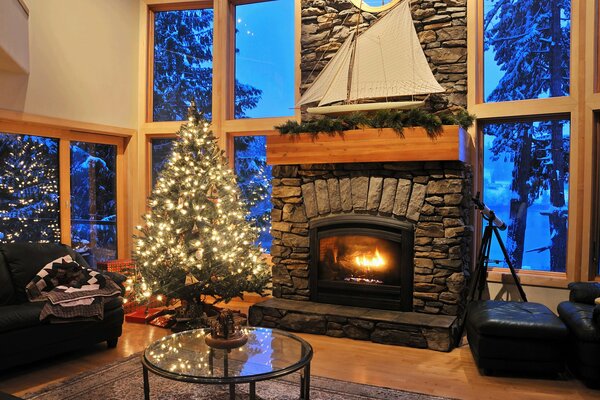 Sapin de Noël près de la cheminée dans le salon