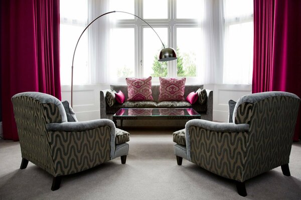 Дизайн интерьера комнаты в розовых тонах