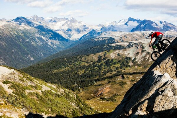 Viaggio in montagna, discesa in bicicletta