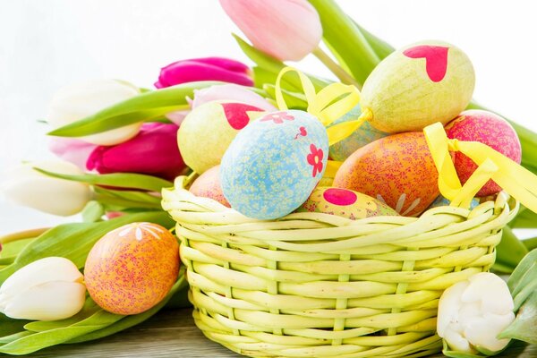 Osterkorb mit Tulpen und Eiern