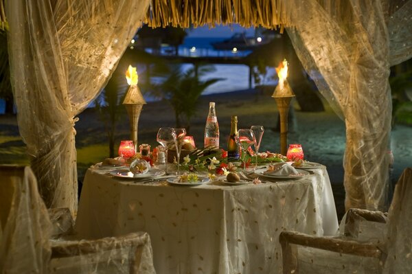 Bajo la carpa cena romántica