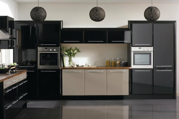 Diseño elegante de la cocina en tono beige negro