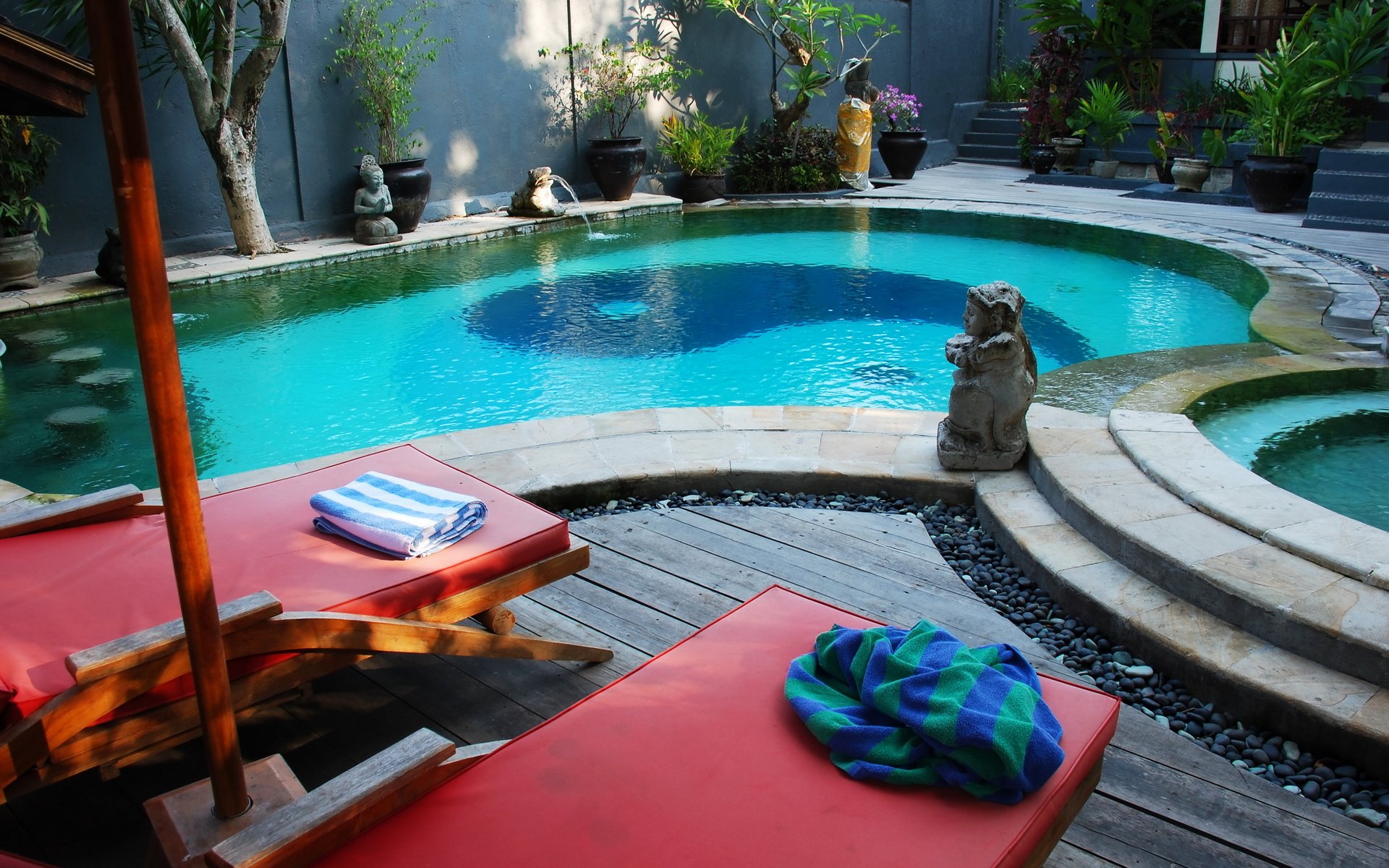 interior diseño piscina agua yin-yang figura estatuilla toalla árboles vegetación plantas