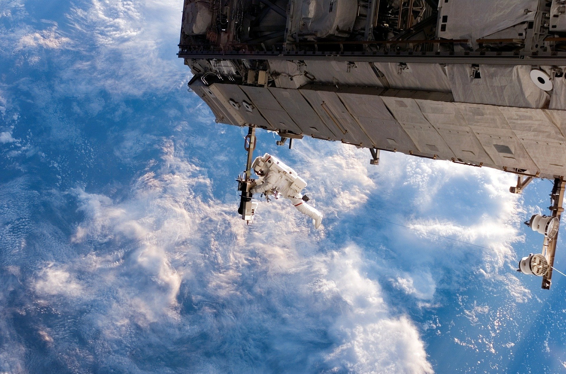 astronauta skafander kosmiczny przestrzeń kosmiczna iss instrumenty kombinezon lot międzynarodowa stacja kosmiczna konserwacja spacer kosmiczny kask daszek odbicie przestrzeń przestrzeń ziemia chmury