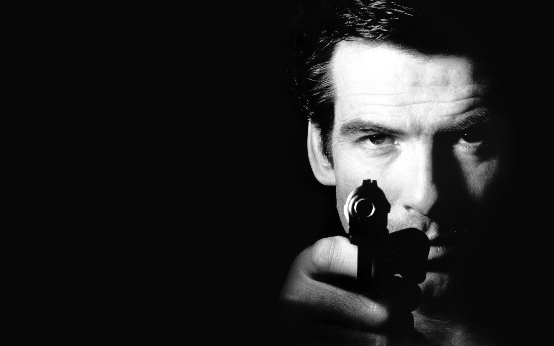 пирс броснан агент 007 pierce brosnan джеймс бонд пистолет