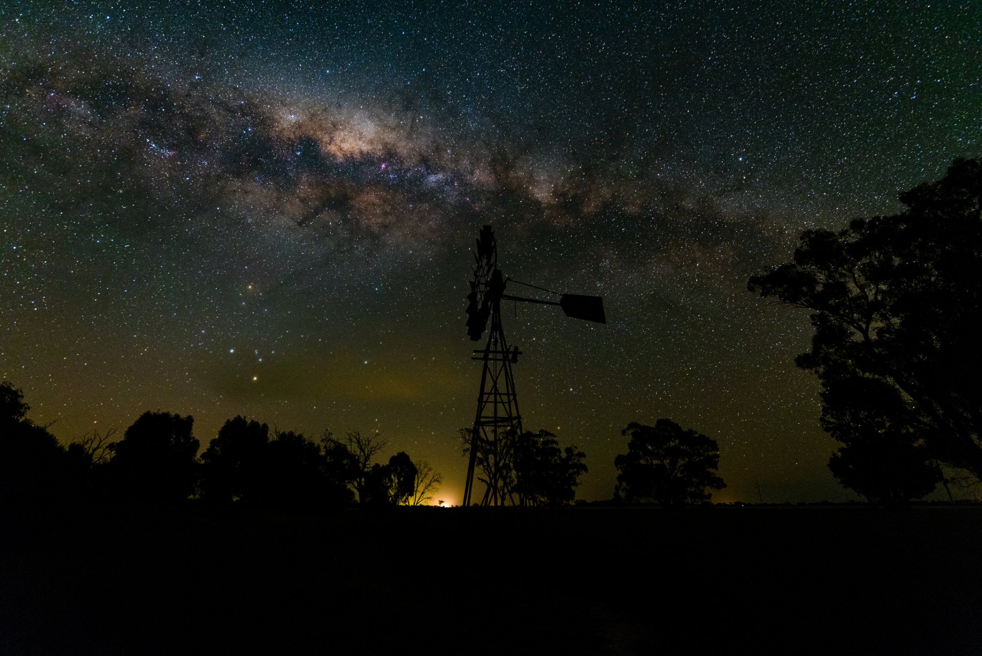 cosmos estrellas vía láctea árboles sombras