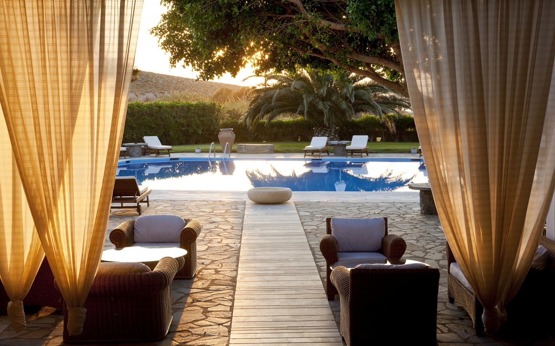 estilo piscina verano naturaleza árboles sillas