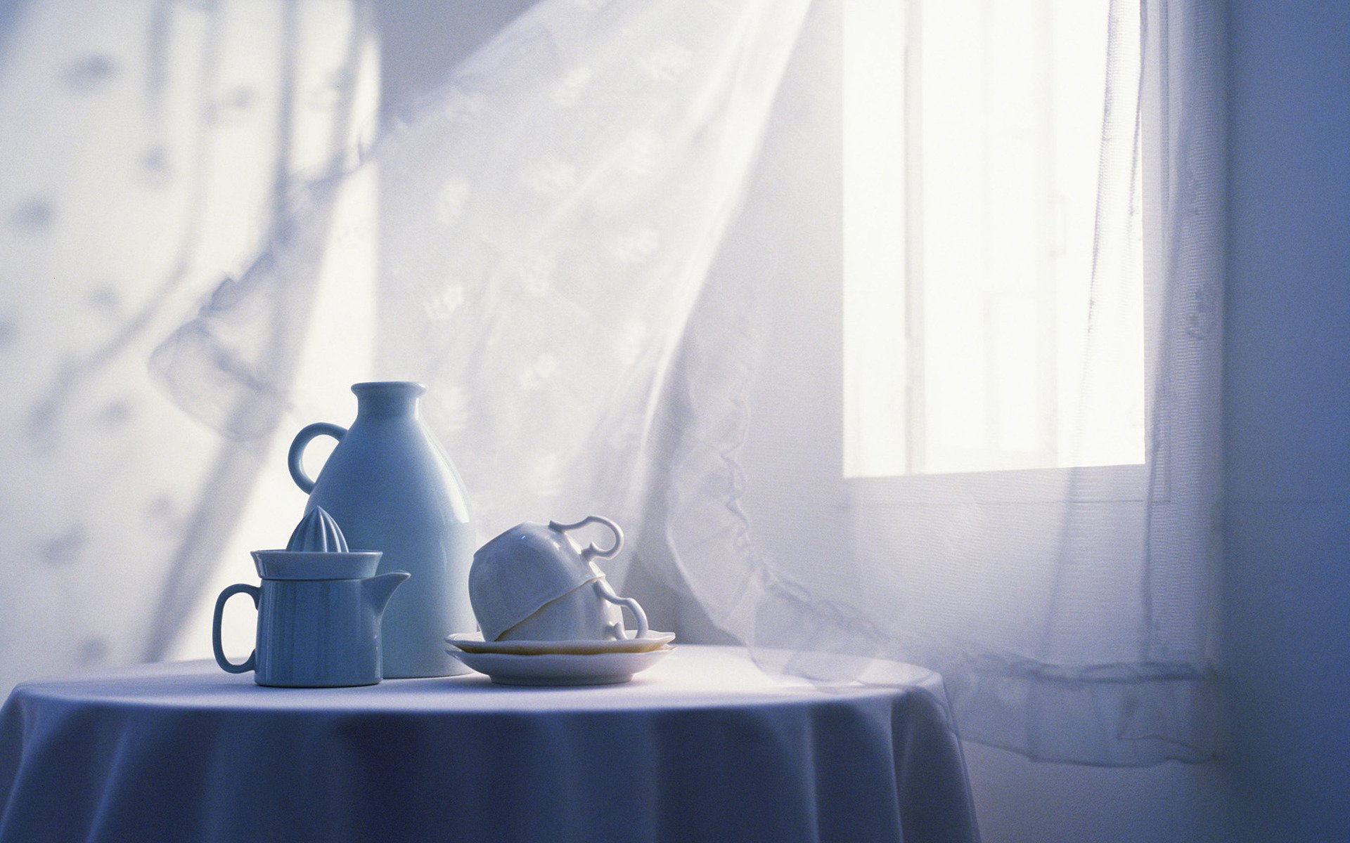 lumière rideau blanc fenêtre chambre table tasses vaisselle intérieur