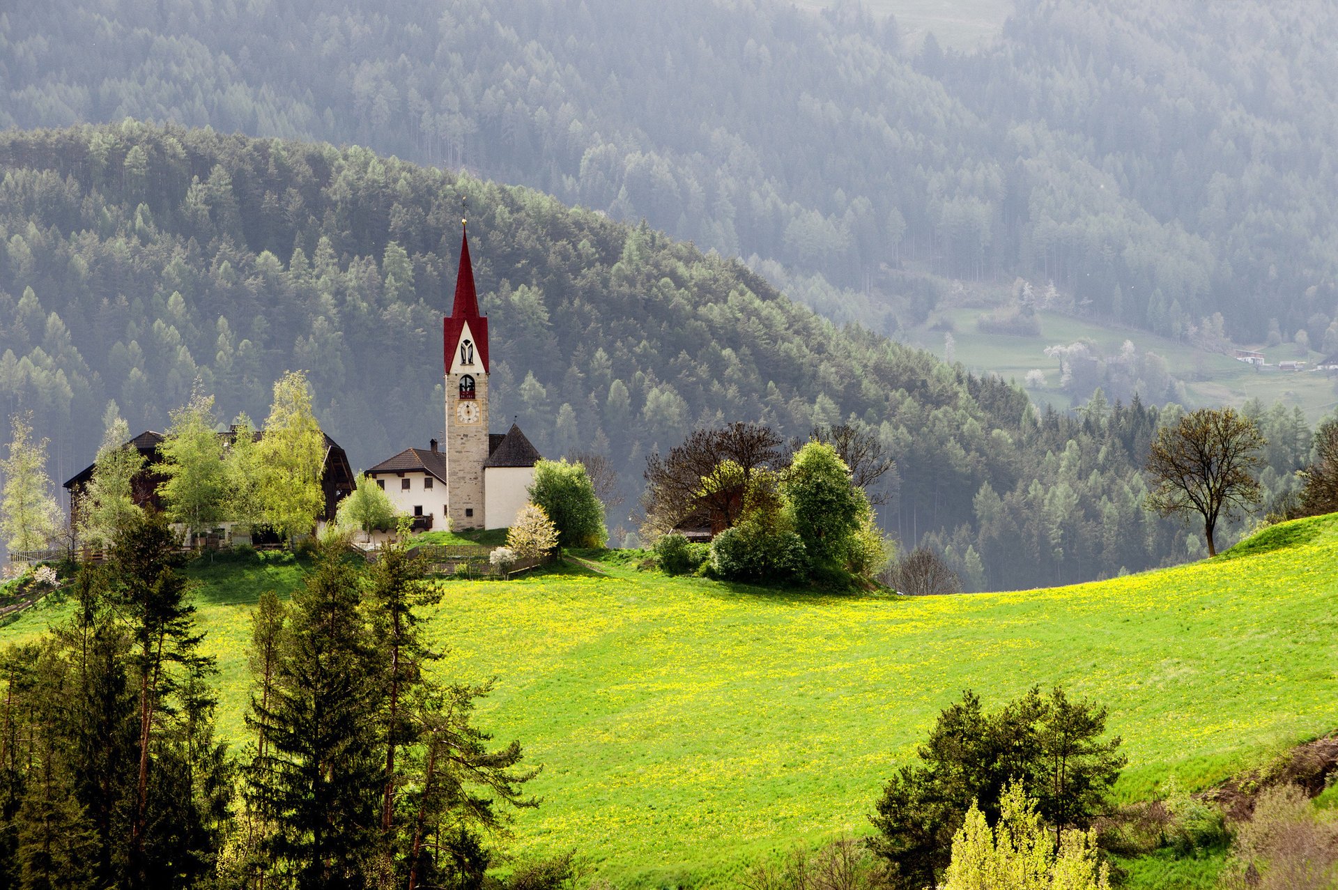 natura wiosna trawa kaplica domy las góry