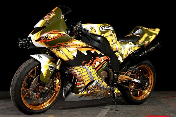 Grande moto tuning avec impression lumineuse sur fond noir