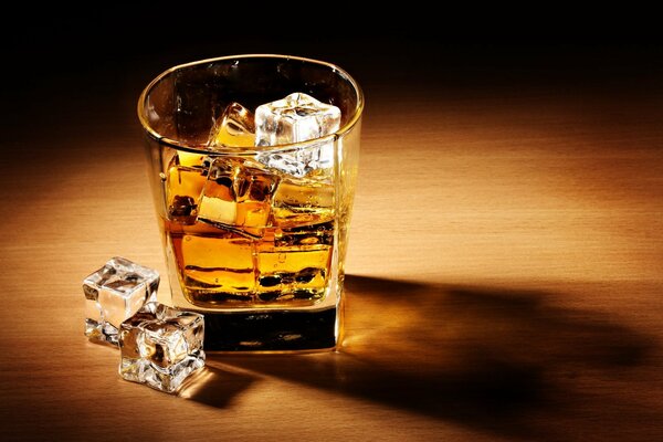 Whisky mit Eis in einem schönen Glas