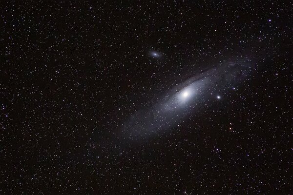 Foto de una galaxia con una gran estrella