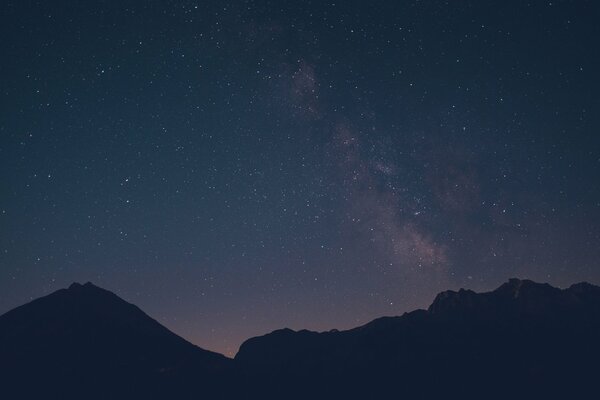 Via Lattea sopra la sagoma delle montagne