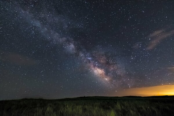 El campo y las estrellas nocturnas de la vía láctea