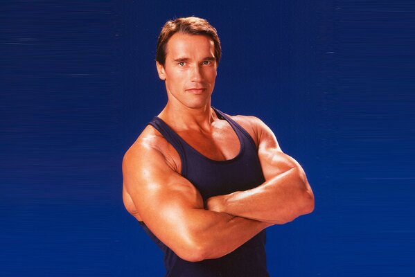 L acteur Arnold schwarznegger regarde vers l avant