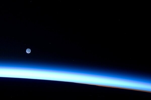 Kleiner Planet über einem schönen blauen Licht