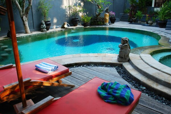 Détente au bord de la piscine. le bon repos pour le week-end