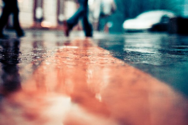 Regen und Pfützen auf den Straßen