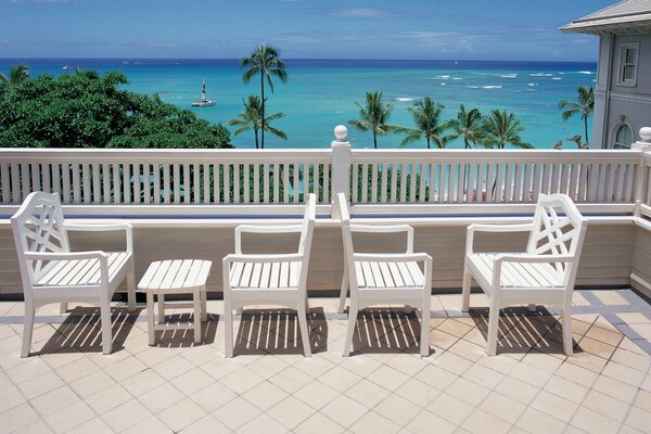 Luogo di relax sulla terrazza con vista sul mare