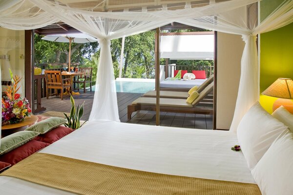 Chambre confortable avec accès à la piscine