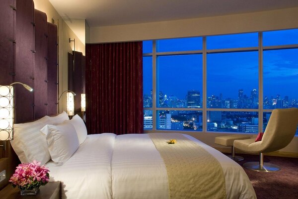 Elegante diseño de dormitorio con vista a la ciudad