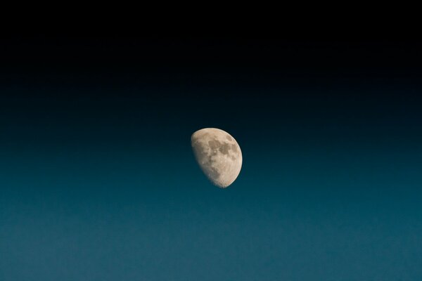 La bellezza indescrivibile della luna nel cielo blu