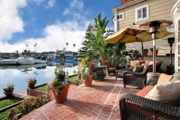 Terrasse de la maison avec accès au pont