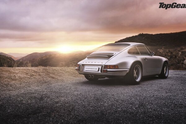 Voiture de marque Porsche sur la route