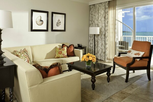Gemütliches Zimmer mit Sofa im klassischen Stil