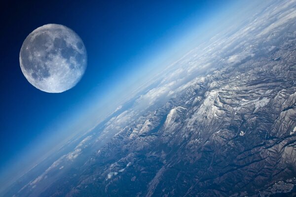 La superficie del pianeta terra con vista sulla Luna