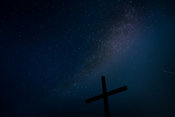 Croix sur fond de ciel étoilé