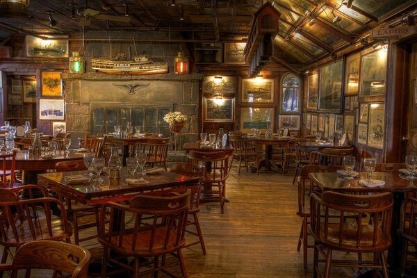 El interior del Restaurante está amueblado y