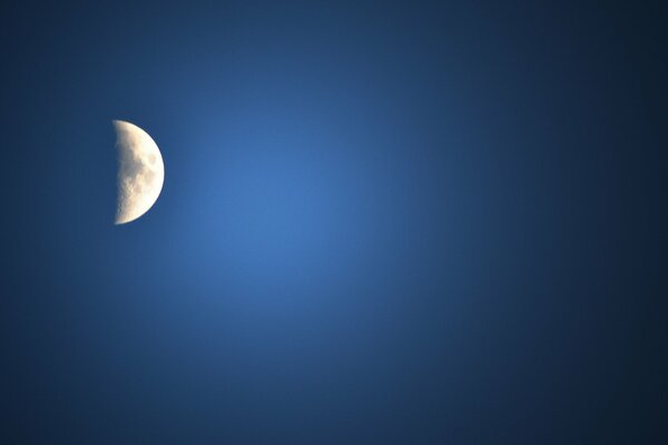 Resplandor de la Luna en el cielo oscuro