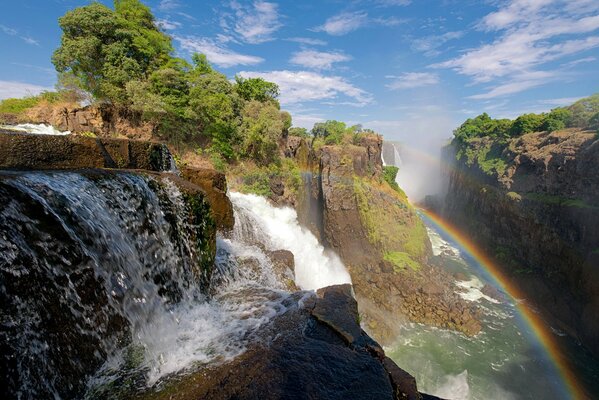 Arc-en-ciel à Victoria Falls en Afrique