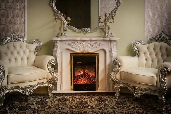 Elegante interior de la sala de estar con chimenea