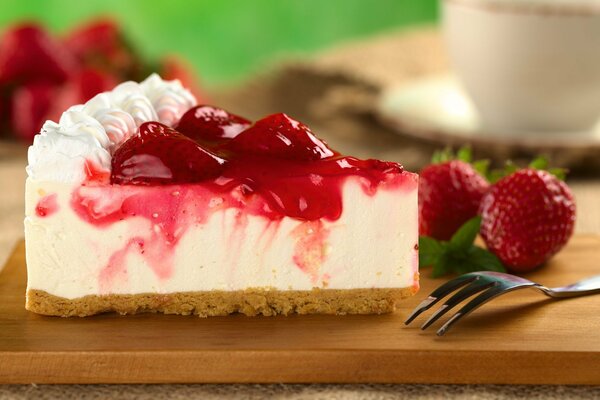 Fetta di cheesecake alla fragola e crema