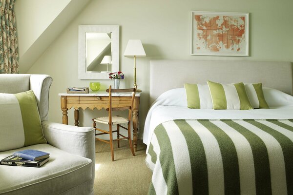Camera da letto in strisce verdi