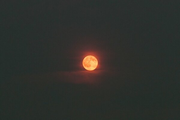 Luna nel cielo tra le nuvole e oscurità in tondo