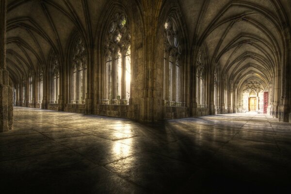 Langer, dunkler Korridor im alten gotischen Stil