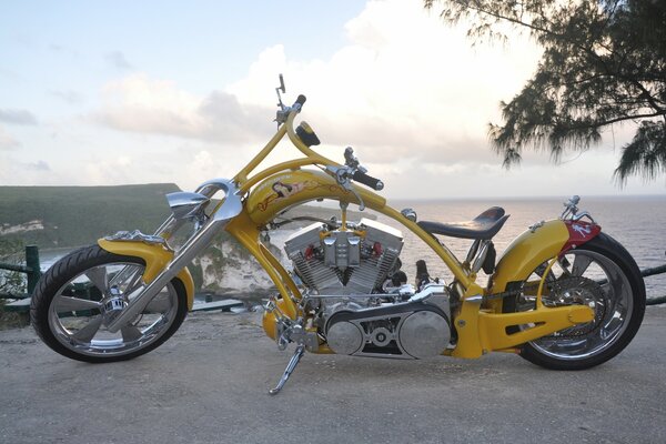 Beau vélo de moto de couleur jaune sur le quai