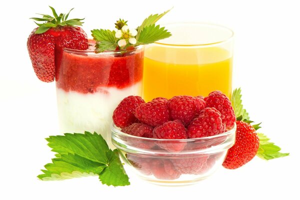 Framboises, fraises et jus jaune