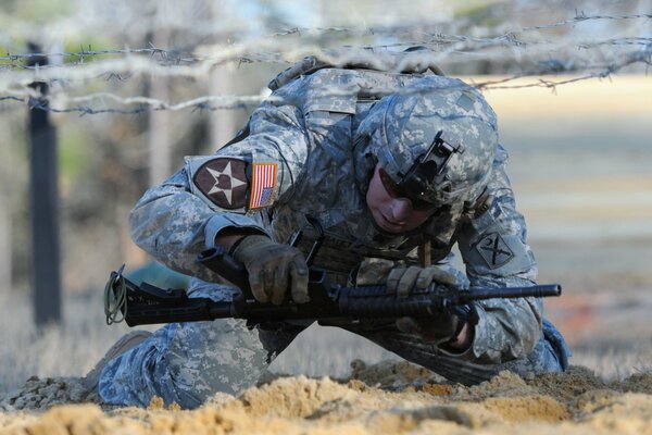Soldato con armi in addestramento militare