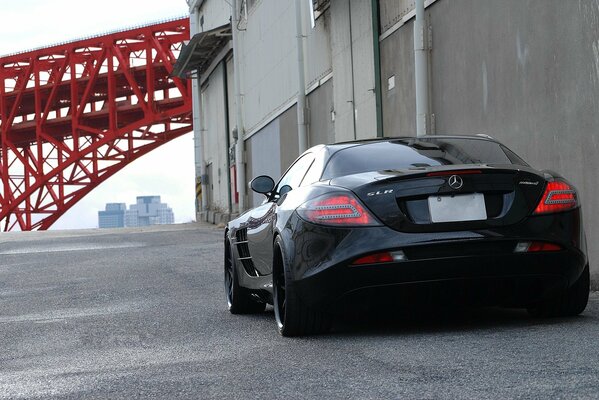 Mercedes Benz negro frente al puente