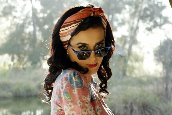 Katy Perry en gafas de pelo rizado