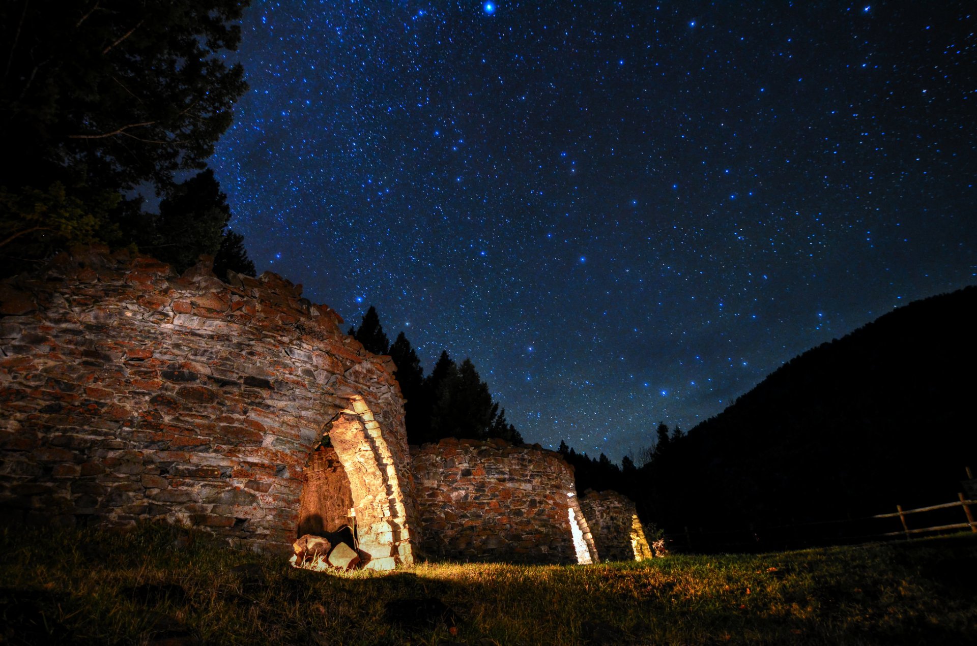 cosmos estrellas noche árboles ruinas