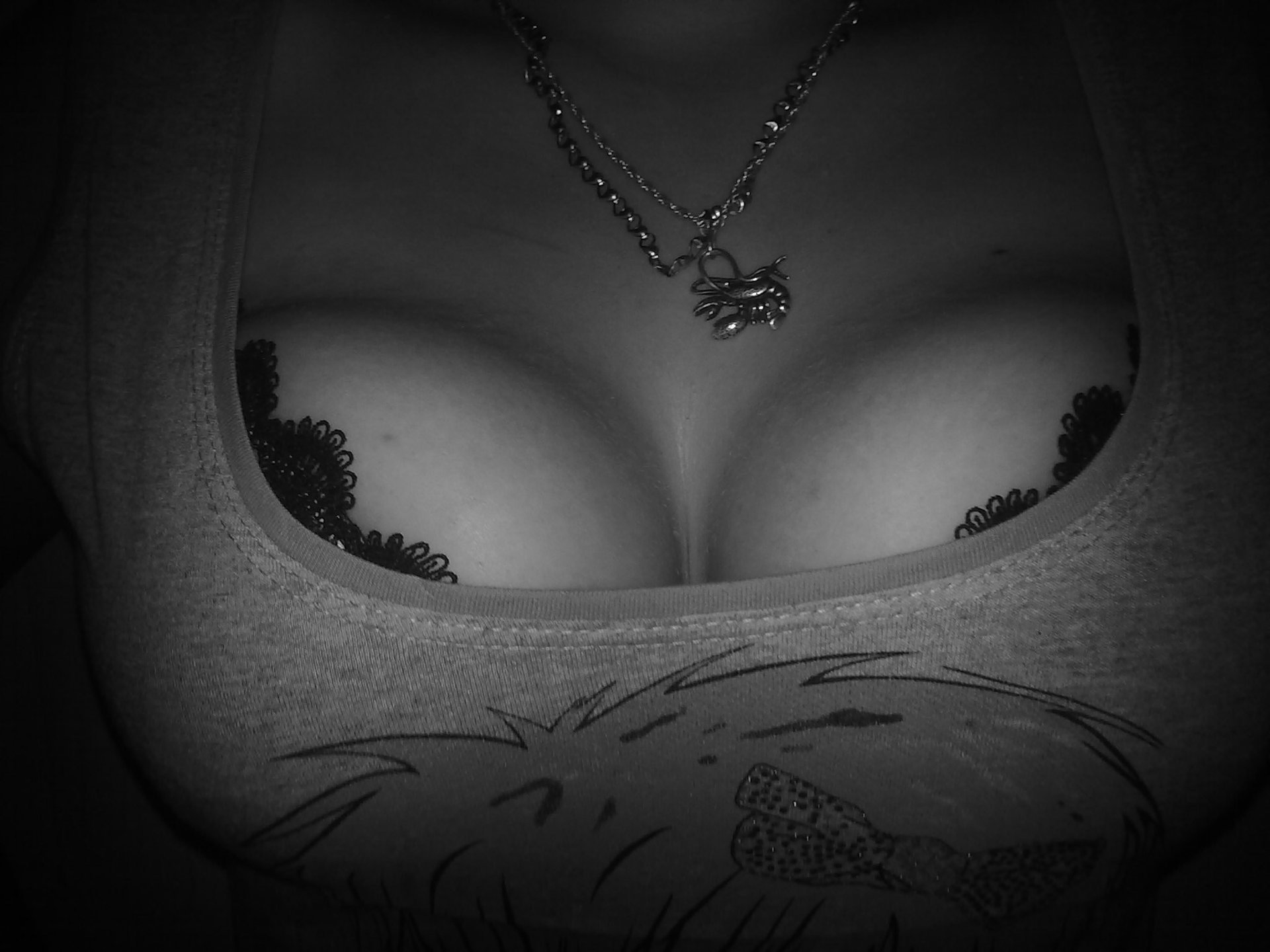 noir et blanc fille seins