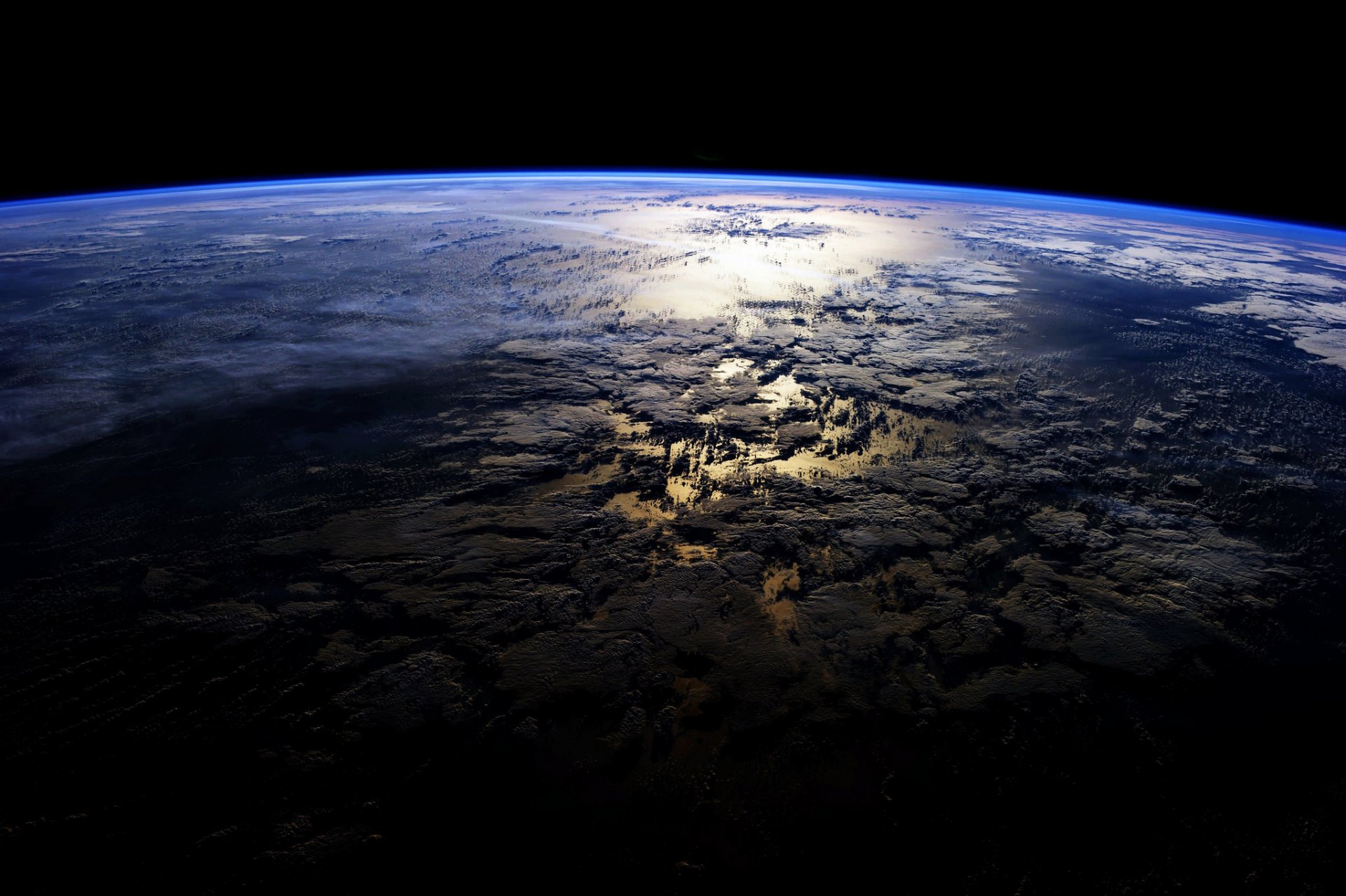 planète terre maison nuages