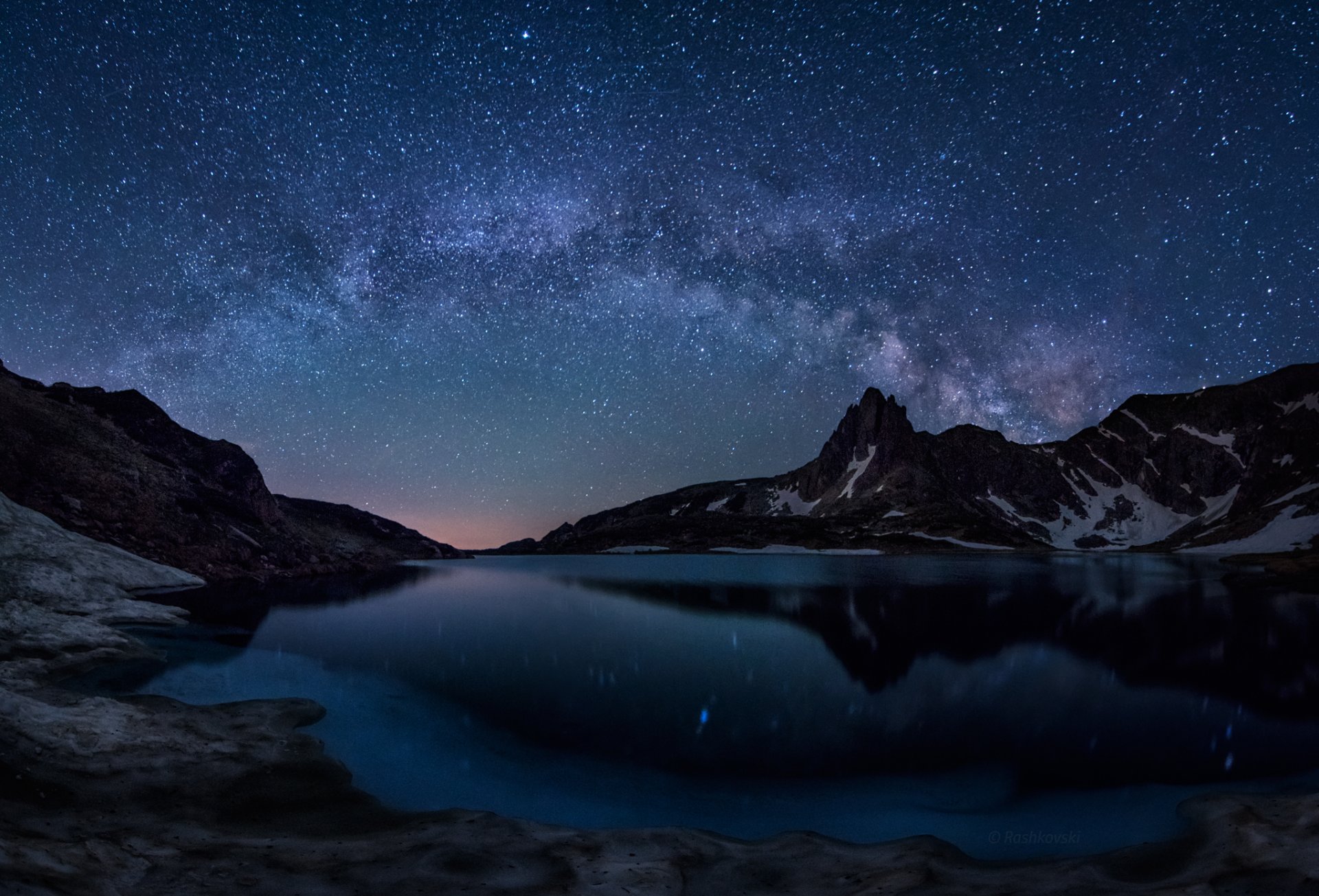 vía láctea bulgaria haramiata lago bliznaka los siete lagos de rila montañas de rila parque nacional de rila espejo reflexión estrellas misterios