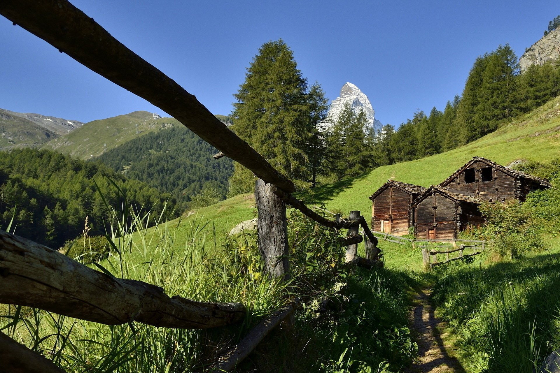 clôture maison montagnes paysage